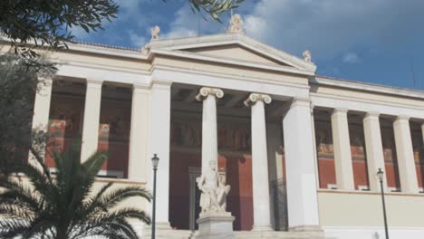 Vor-Dem-Eingang-Der-Nationalen-Und-Kapodistrischen-Universität-Athen