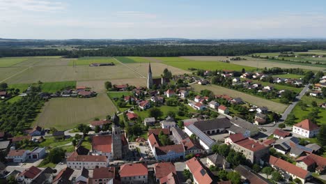 Aigen-Am-Inn-Bad-Füssing-Niederbayerisches-Dorf-Luftbild-über-Kirchen-Und-Stadt