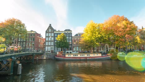 Dancing-Houses-on-the-canals-of-Amsterdam,-4K-ultra-wide-Dreamy-Broll-Time-lapse