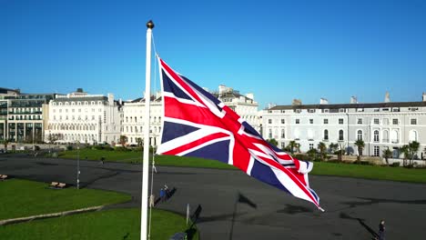 Bandera-De-Unión-Del-Reino-Unido-Ondeando-En-El-Puerto-Naval-De-Plymouth,-Reino-Unido