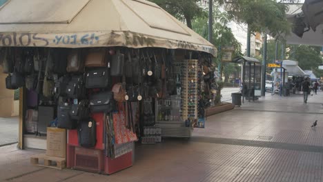Kiosk-Stall,-Der-Taschen-Auf-Dem-Bürgersteig-In-Der-Innenstadt-Von-Athen-Verkauft