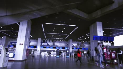 Pasajeros-En-La-Terminal-Del-Aeropuerto-Internacional-Presidente-Juscelino-Kubitschek-En-Brasilia,-Brasil