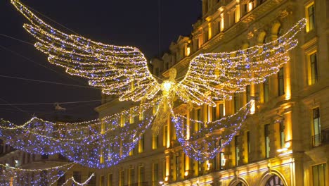 Ángel-Volador-Deslumbrante-Exhibición-De-Luces-Navideñas-En-Regent-Street-Por-La-Noche-En-Londres,-Reino-Unido