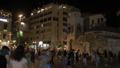 Jugendliche-Und-Touristen-Versammeln-Sich-In-Einer-Sommernacht-Auf-Dem-Monastiraki-Platz