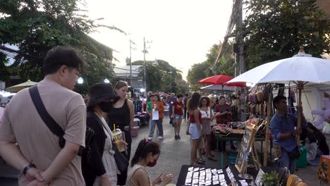 Leute,-Die-Auf-Dem-Sonntagsmarkt-In-Chiang-Mai-Souvenirs-Kaufen