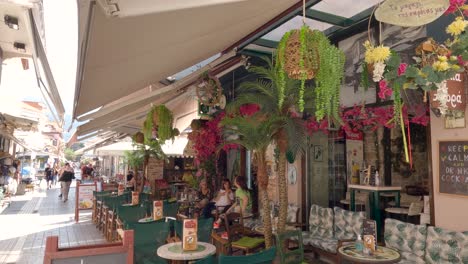 Unverwechselbares-Straßencafé-Im-Herzen-Der-Stadt-Ioannina,-Hängende-Blumentöpfe,-Griechenland