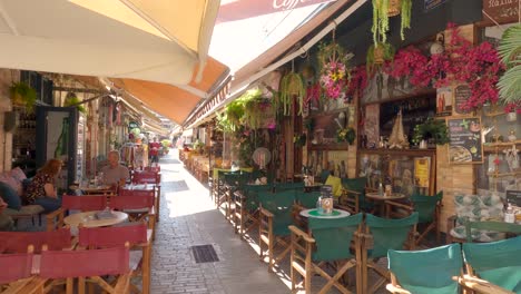 Handgehaltene-Aufnahme-Eines-Ruhigen-Straßencafés-Mit-Ein-Paar-Kunden-In-Ioannina,-Griechenland