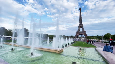 Städtereise-Nach-Paris-Mit-Eiffelturmblick-Vor-Brunnen