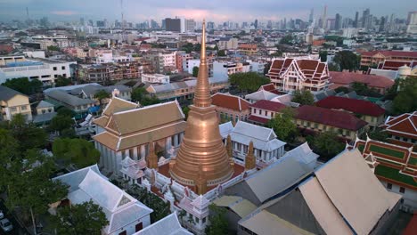 Impresionante-Vista-Aérea-Vuelo-Levantar-Drone-Bangkok-Casco-Antiguo-Templo-Tailandia,-Diciembre-Hora-Dorada-2022
