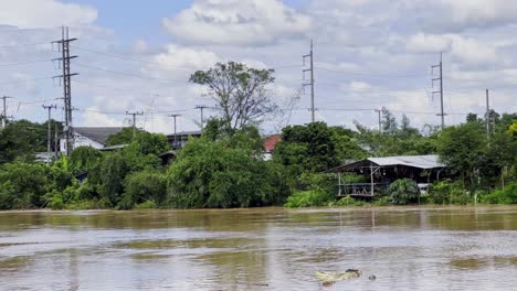 Fließendes-Wasser-Mit-Sturzfluten-Nach-Taifun-In-Der-Provinz-Chiang-Mai,-Nordthailand