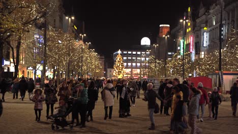 Mercados-Navideños-En-Praga-Decorada-Por-La-Noche-Con-Multitudes-De-Personas