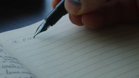 Escribir-En-Una-Página-En-Blanco-Con-Una-Pluma-Estilográfica