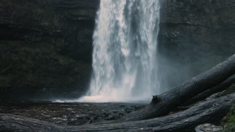 Kaskadierender-Weißer-Wasserfall,-Der-Nach-Starkem-Regen-In-Wales,-Großbritannien,-Herunterstürzt