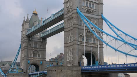 Tower-Bridge,-spanning-the-river-Thames,-London,-England
