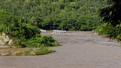 Sturmflut-Mit-überfließendem-Fluss-In-Tropischen-Waldbergen-Nahe-Der-Provinz-Chiang-Mai-In-Nordthailand