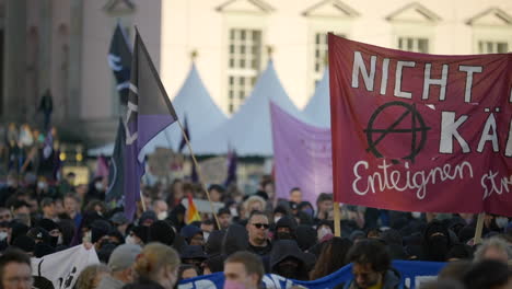 Manifestantes-Anarquistas-Sosteniendo-Pancartas-Durante-La-Manifestación-Antidisturbios-En-Berlín.