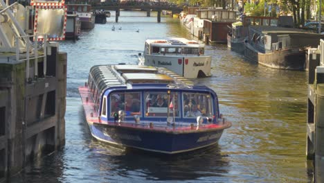Touristenboote-Auf-Der-Fahrt-In-Der-Amsterdamer-Kanaltour