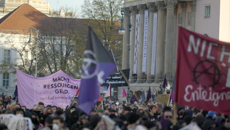 Marcha-De-Protesta-Alemana-En-Cámara-Lenta-Con-Banderas-Ondeando-Por-La-Situación-Socioeconómica-En-Berlín