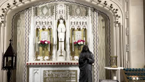 Statue-of-Mother-Teresa-praying-at-the-Baptistry-in-St
