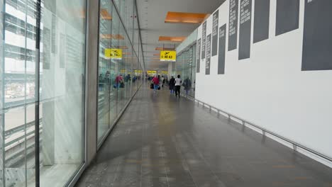 Passagiere,-Die-In-Einem-Korridor-Des-Flughafens-Toulous-blagnac-Spazieren-Gehen