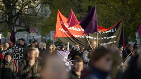 Demonstranten-Auf-Der-Berliner-Straße-Mit-Bannern-Gegen-Den-Anstieg-Der-Lebenskosten-In-Deutschland