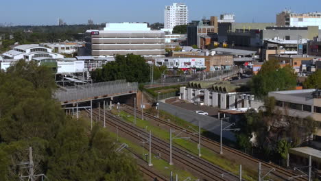 Luftaufnahme-Von-Australischen-Straßen-In-Einem-Geschäftigen-Vorort-Mit-Starkem-Eisenbahnverkehr-Und-Autos-Und-Geschäften---Blacktown,-NSW,-Teil-2