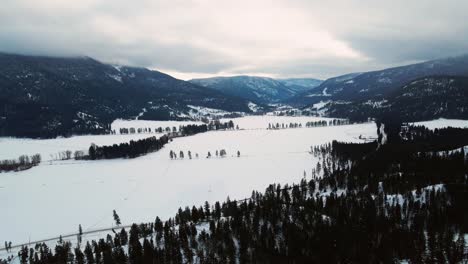 Winterpanorama:-Atemberaubender-Blick-über-Das-Schneebedeckte-Ranchland-Tal-Bei-Westwold-In-Der-Thompson-Nicola-Region,-Umgeben-Von-Gesunden-Wäldern