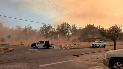 Dramatic-scene-of-California-wildfires,-Police-road-block-and-evacuating-traffic,-Hemet,-Panning-shot