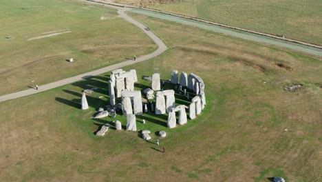 Ruinas-Prehistóricas-Del-Círculo-De-Piedra-De-Stonehenge-En-La-Vista-Aérea-De-La-Campiña-De-Amesbury-Orbitando-A-La-Derecha