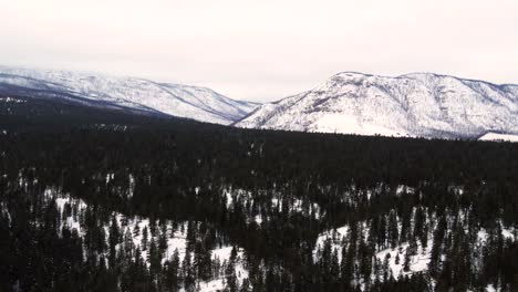 Winterwunderlandszene-Mit-Majestätischen-Schneebedeckten-Bergen-Und-Dichtem-Immergrünen-Wald-In-Der-Thompson-nicola-region-In-Der-Nähe-Von-Falkland-In-Britisch-Kolumbien-In-Kanada