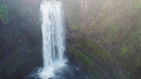 Schnell-Rauschender-Wasserfall-Mit-Pfad-Dahinter-Führt-Zur-Höhle-In-Wales-Uk---Luftdrohnenaufnahme-4k