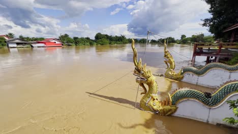 Dragones-Naga-A-Lo-Largo-Del-Río-Desbordado-Debido-A-Las-Inundaciones-En-El-Norte-De-Tailandia
