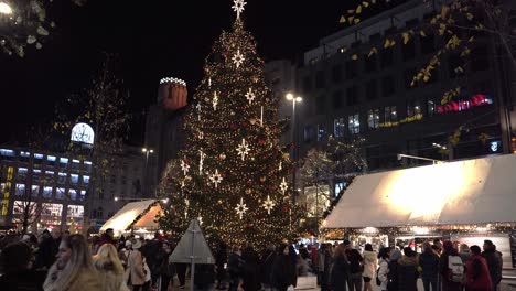 árbol-De-Navidad-Decorado-En-Los-Concurridos-Mercados-De-Navidad-De-Praga-Por-La-Noche