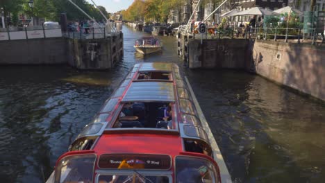 Barcos-Turísticos-Conduciendo-El-Canal-De-Amsterdam