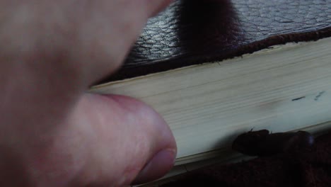 Mannhände-Blättern-Durch-Seiten-In-Einem-Notizbuch-Oder-Tagebuch