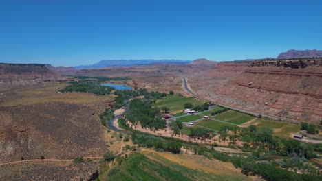 Drohnenschuss,-Der-über-Den-Jungfräulichen-Fluss-Im-Nationalpark-Mount-Zion-Im-Süden-Von-Utah-Fliegt
