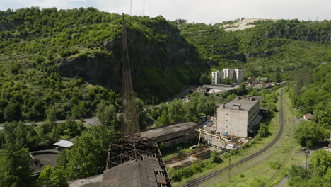 Rostige-Güterseilbahn-über-Eisenbahn-In-Der-Bergbauanlage-Der-Stadt-Chiatura