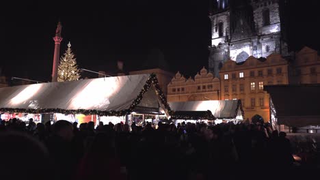 Menschenmenge-Auf-Den-Weihnachtsmärkten-Der-Altstadt-In-Prag-Bei-Nacht