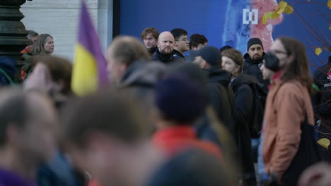 Berliner-Polizei-Beobachtet-Menschenmenge,-Die-In-Wirtschaftsinflationsprotest-Marschiert,-Zeitlupe