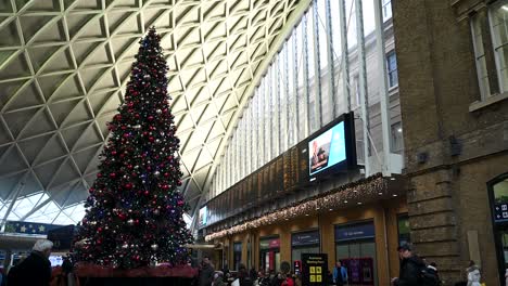 Maravilloso-árbol-De-Navidad-Dentro-De-La-Estación-De-Kings-Cross,-En-El-Centro-De-Londres,-Reino-Unido