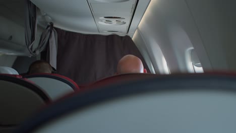 Rückansicht-Der-Passagiere,-Die-Während-Des-Fluges-In-Der-Flugkabine-Sitzen---Airbus-A319