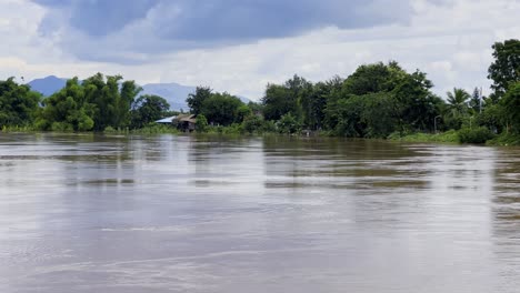 Brauner,-Schlammiger-Fluss-Auf-Hohem-Niveau-Nach-Starkem-Regen-Im-Ländlichen-Thailand