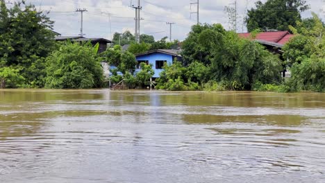 Sturzflut-Rauscht-über-Die-Ländliche-Stadt-In-Chiang-Mai,-Nordthailand