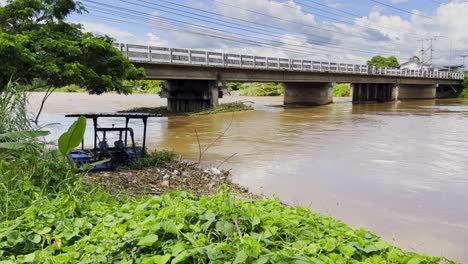 Autos-Fahren-Nach-Dem-Taifun-Mit-Hochwasser-Durch-Die-Brücke-über-Den-Fluss