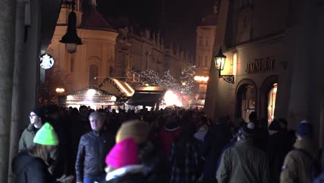 Menschenmenge,-Die-Nachts-In-Den-Geschmückten-Prager-Straßen-Zum-Weihnachtsmarkt-Geht