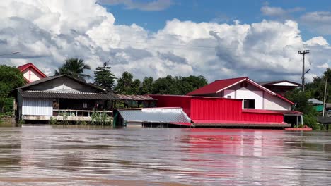 Inundaciones-Repentinas-Que-Fluyen-Rápidamente-Después-De-Fuertes-Tormentas-Eléctricas-Y-Fuertes-Lluvias-En-Chiang-Mai,-Norte-De-Tailandia