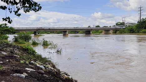 Río-Que-Fluye-Bajo-El-Puente-Con-Un-Nivel-De-Agua-Crítico-Después-De-Una-Lluvia-Extrema-En-El-Norte-De-Tailandia