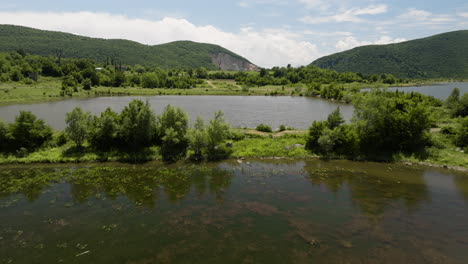 Tkibuli-Lake-Stauseen-In-Georgia,-Geteilt-Durch-Grasbewachsene-Dämme