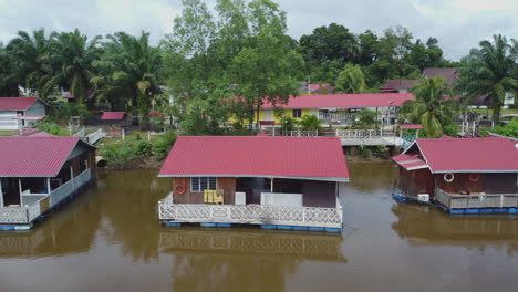 Vista-De-Drones-De-Casas-De-Huéspedes-Flotantes-En-El-Río-En-Rompin-Pahang,-Malasia