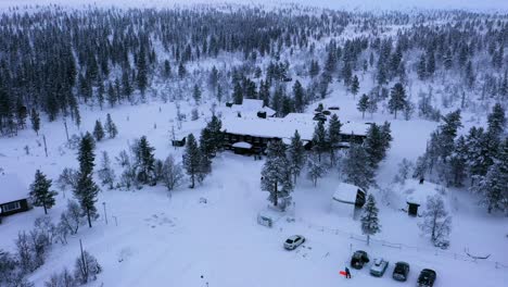 Luftaufnahme-Rund-Um-Das-Suomen-Latu-Kilopaa-Hotel,-Winter-In-Saariselka,-Finnland---Kreisen,-Drohne-Erschossen